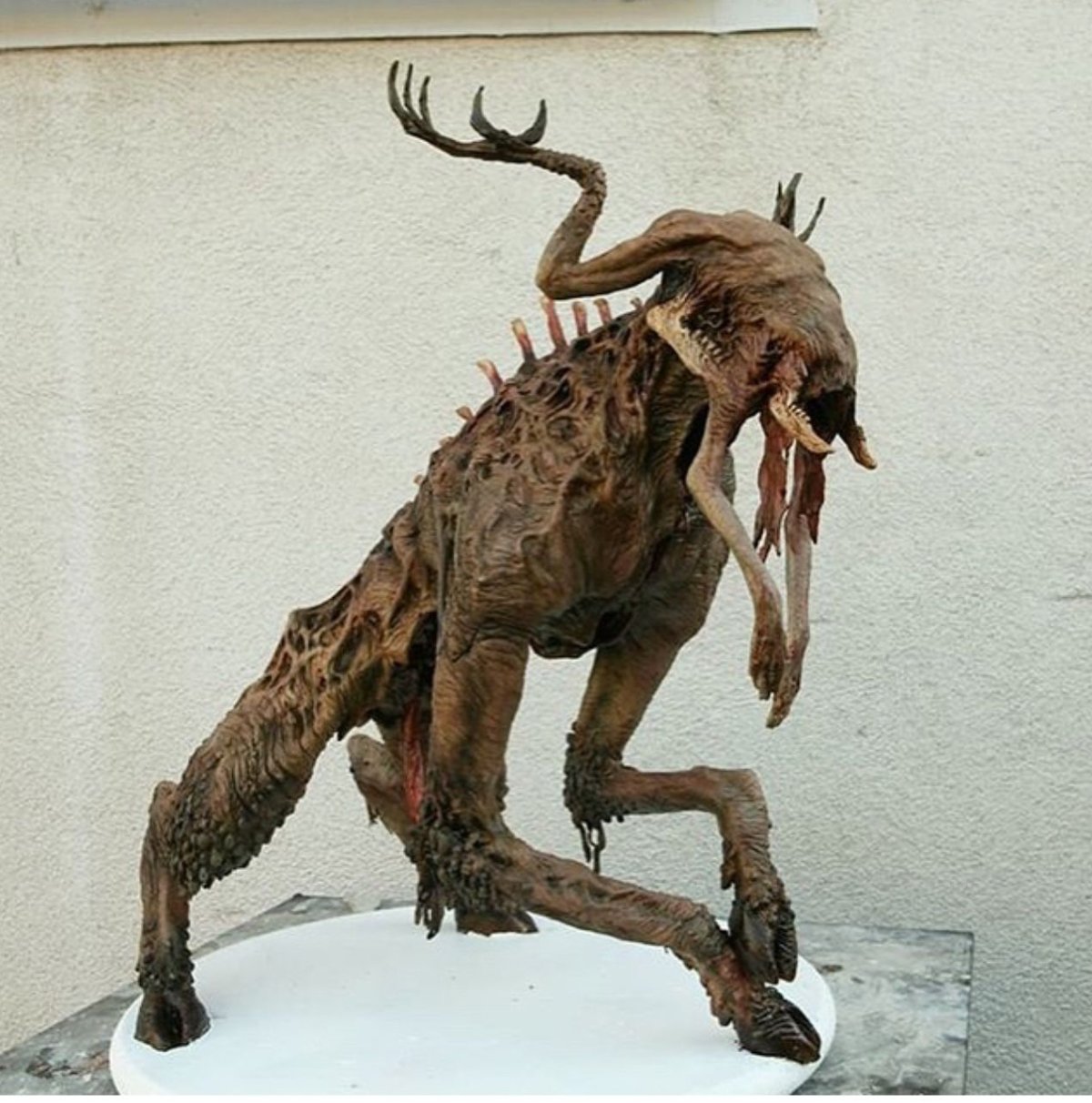 Монстр с оленьим черепом в реальности