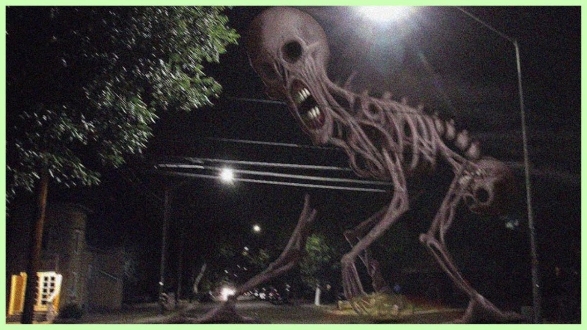 Страшная улыбка на черном фоне