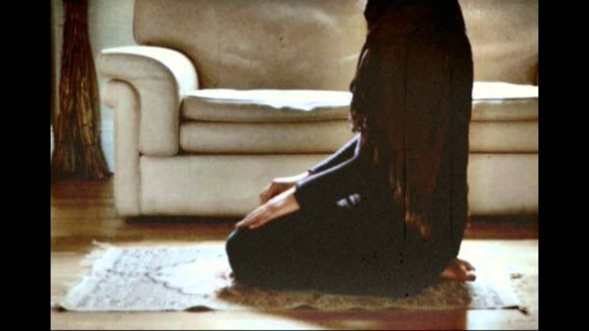 Девушка читает намаз