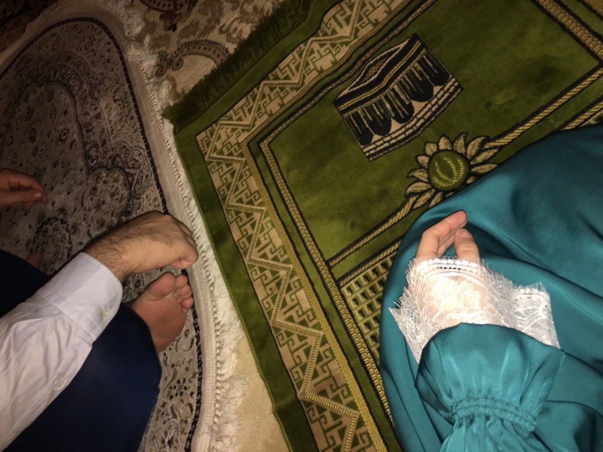 Муж и жена совершают намаз