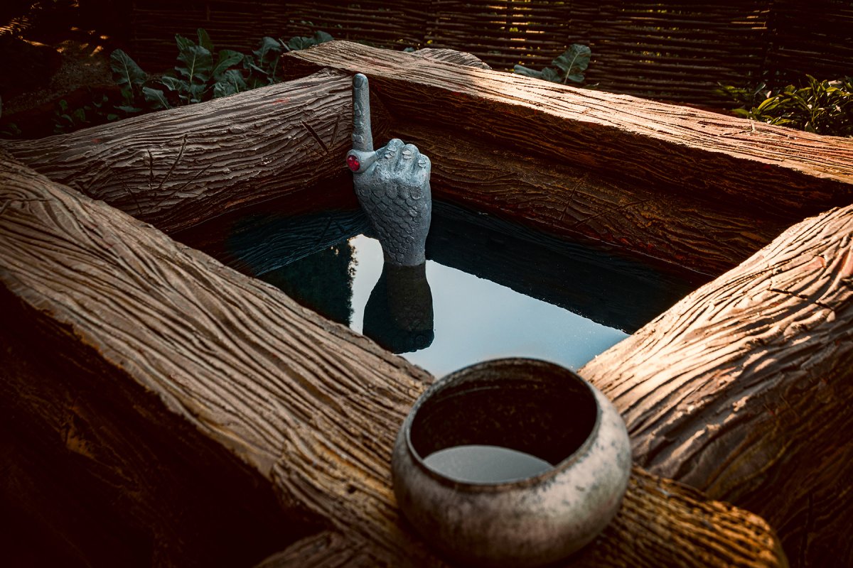 Должок рука из колодца