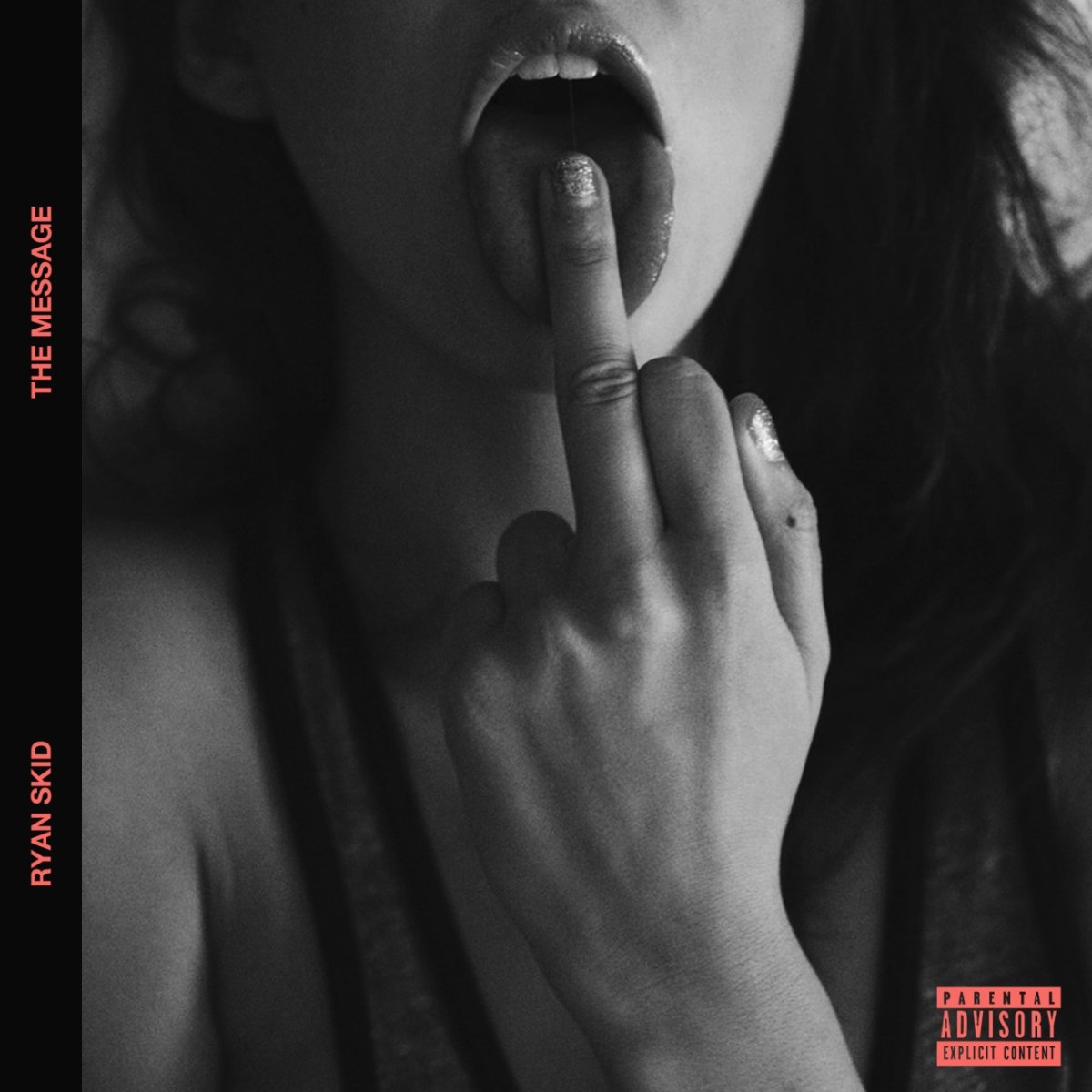 Улыбка на черном фоне