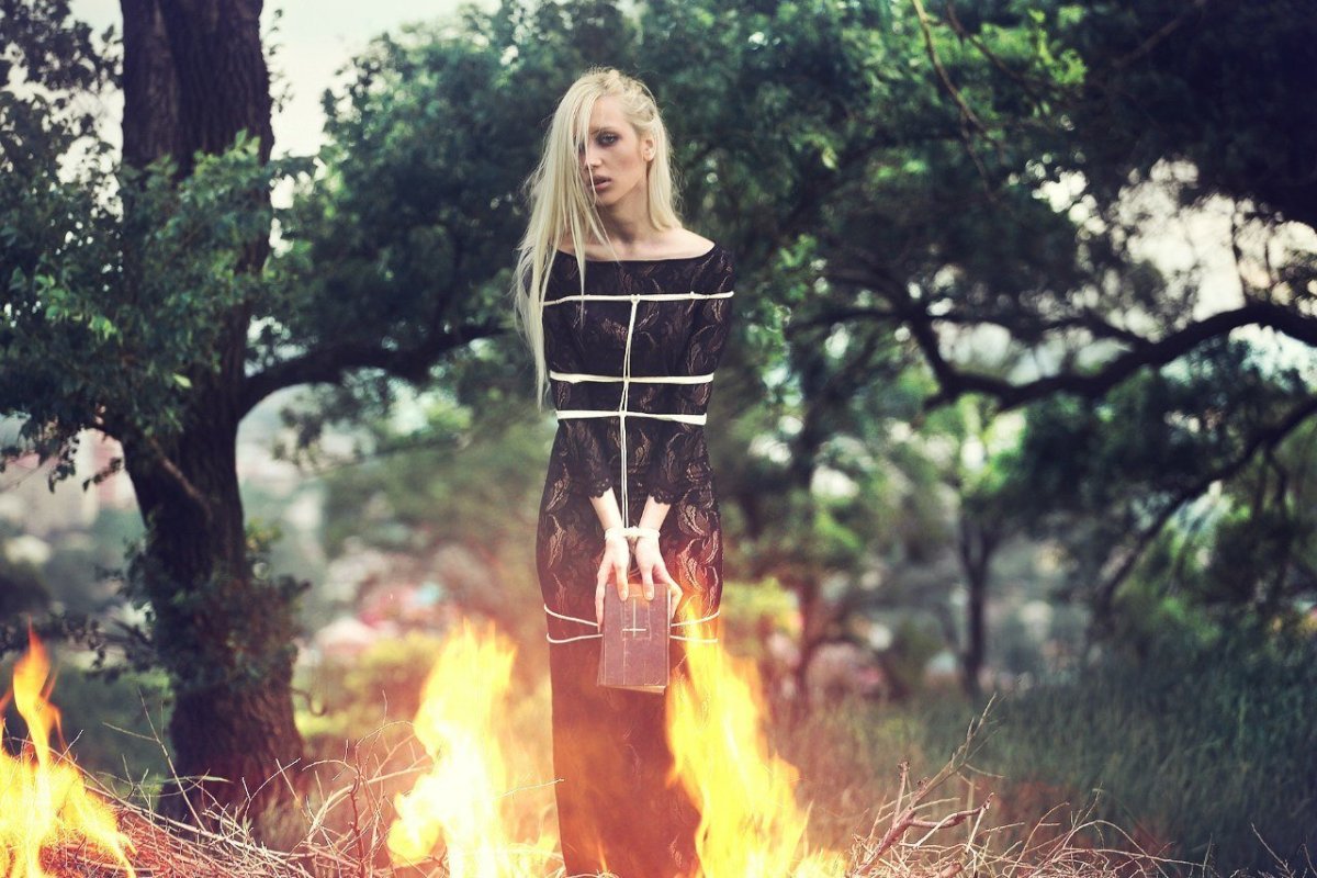 Ведьма колдует