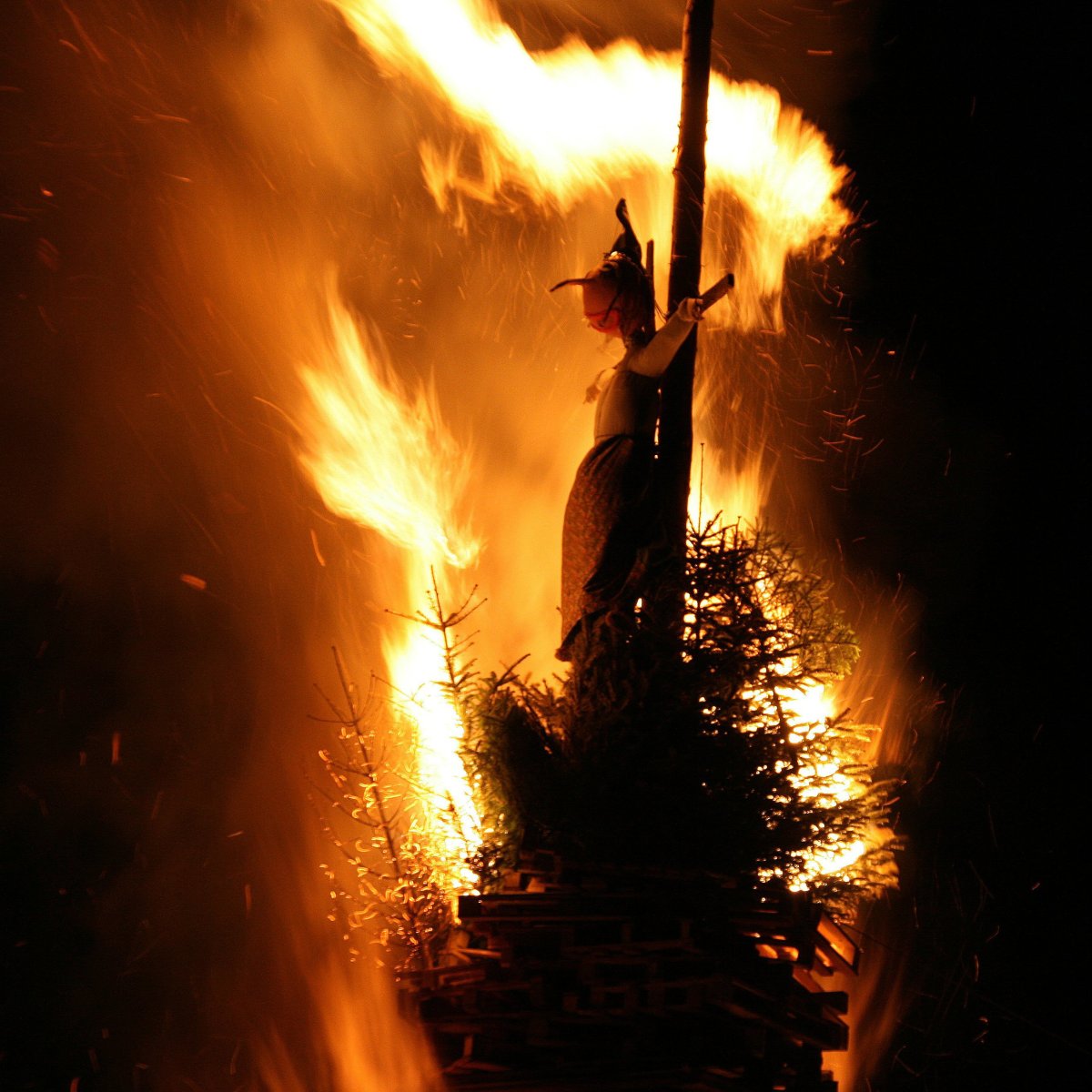 Сожжение девушки на костре