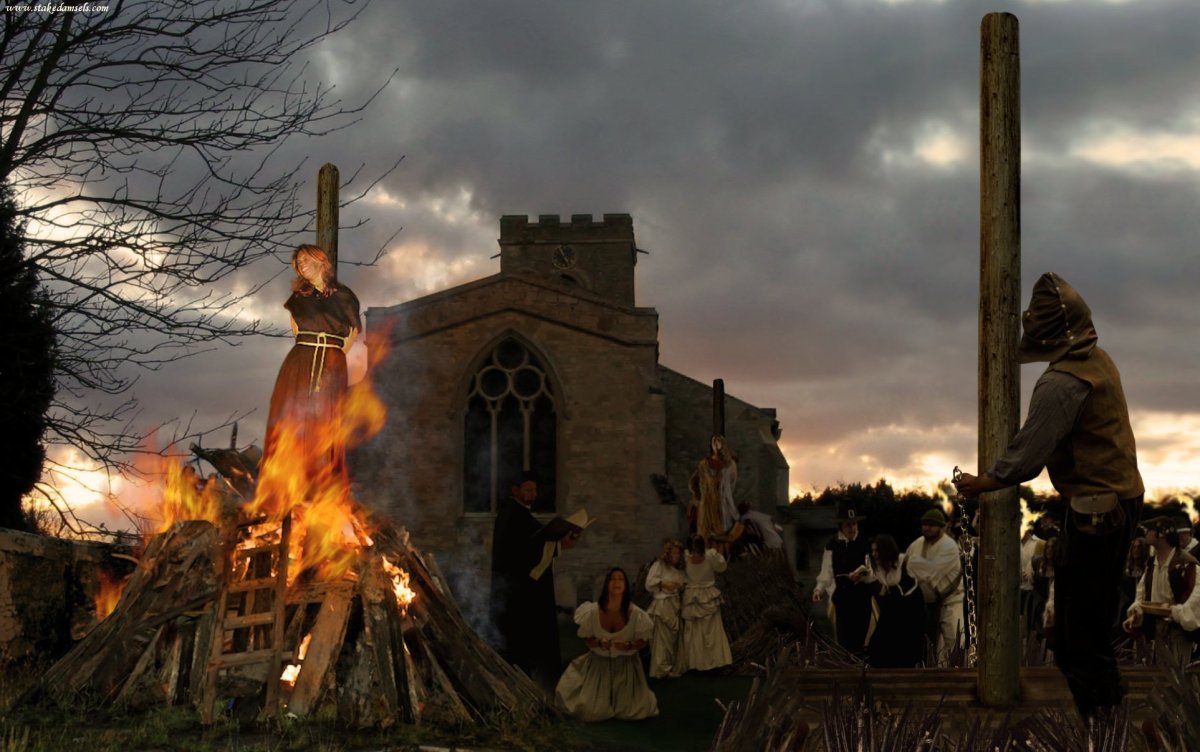 Девушка в огненном лесу