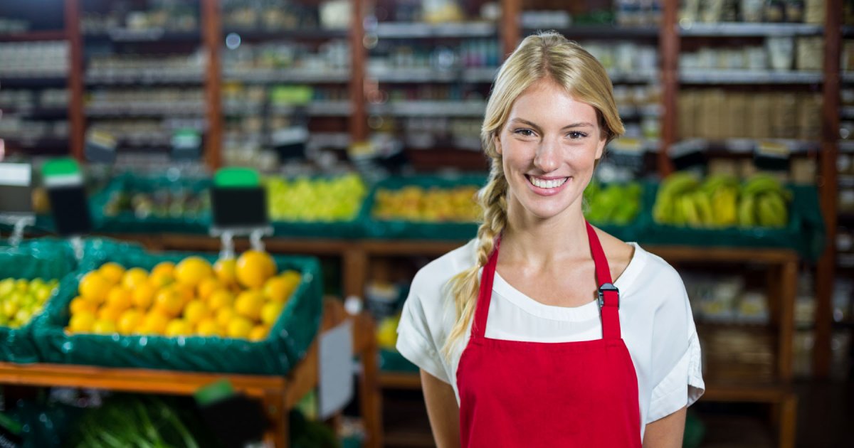 Работник торгового зала в рубашке