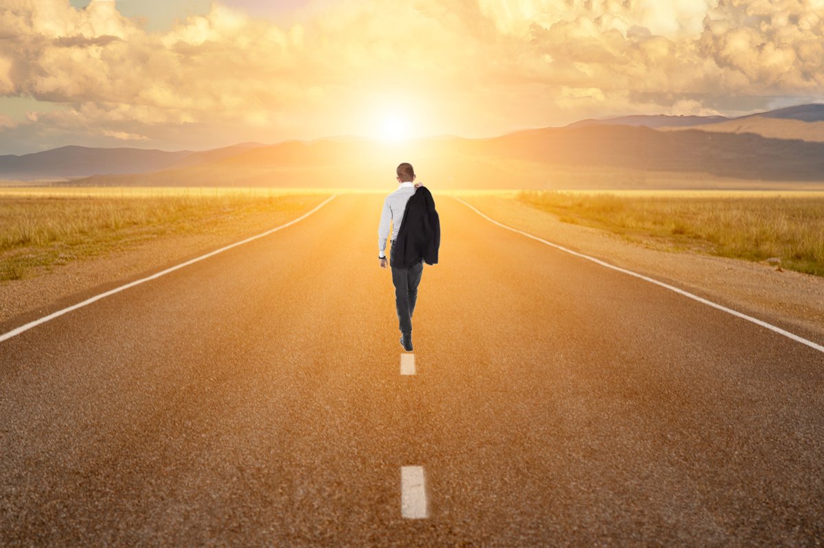 Мужчина идет по дороге