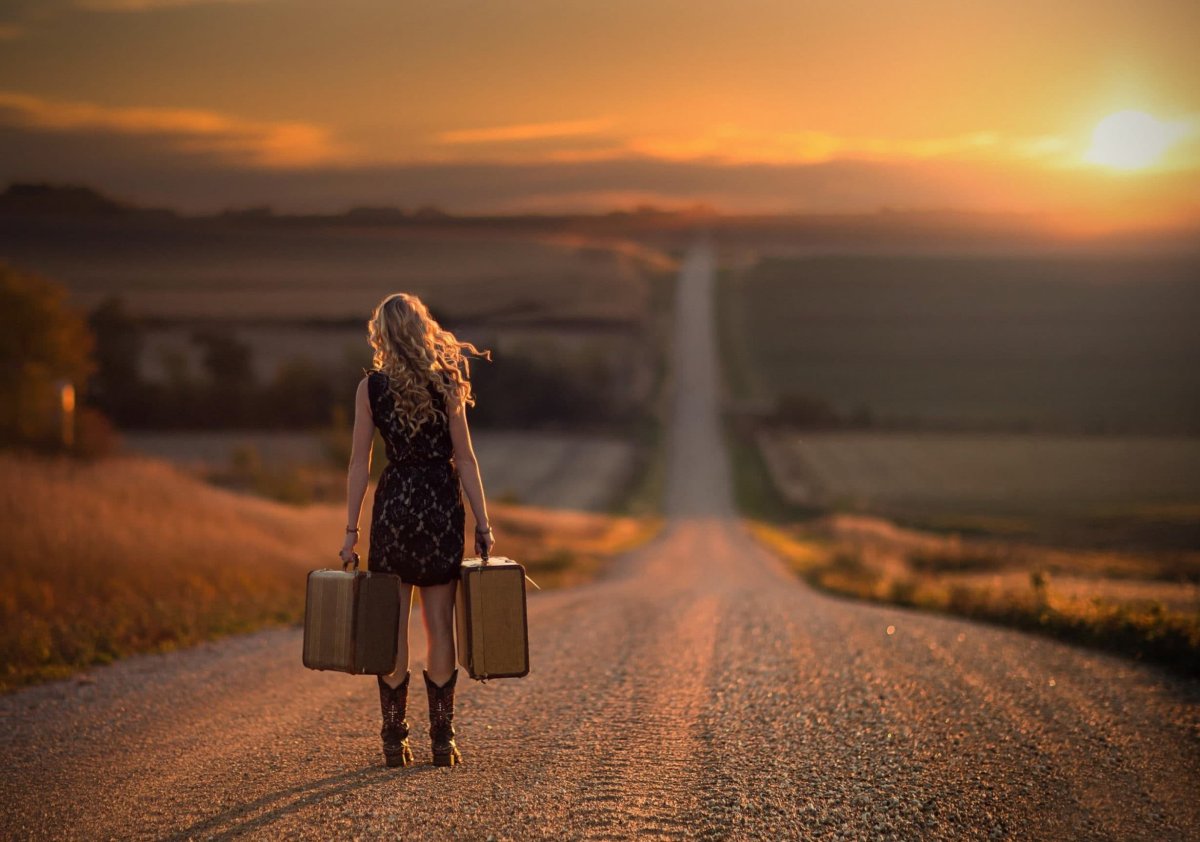 Девушка с чемоданом уходит