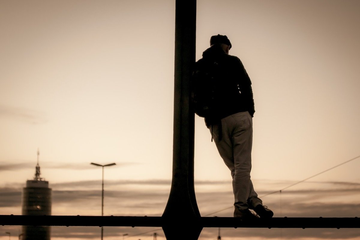 Одинокий человек на мосту