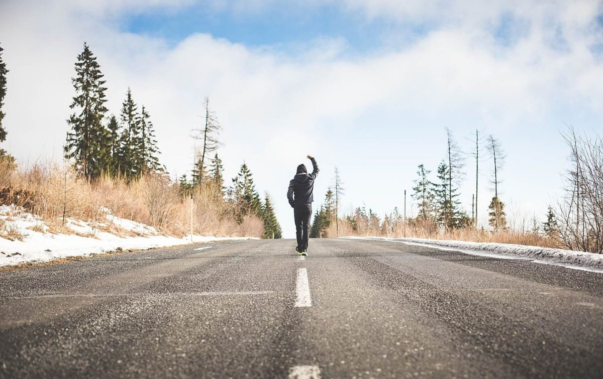 Человек идет по пороге