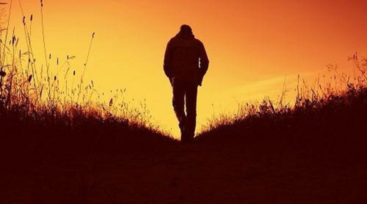 Человек уходящий в закат