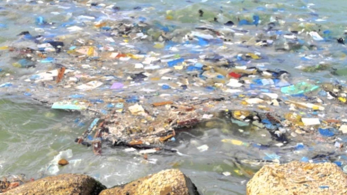 Мусор в море