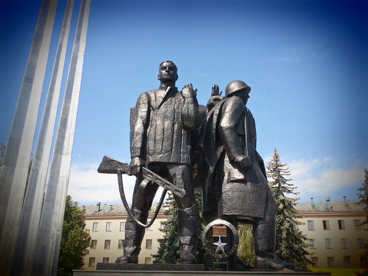 Памятник три штыка в Туле