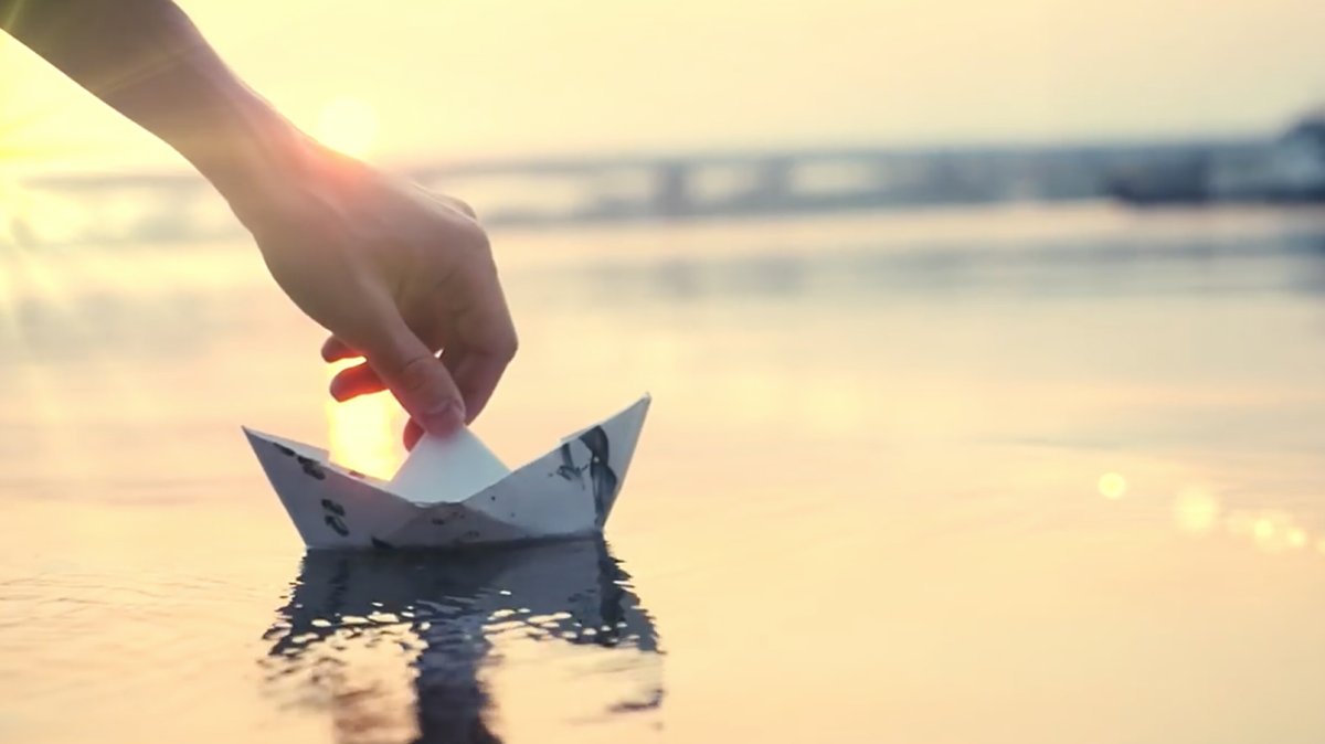 Слушать бумажные кораблики. Бумажный кораблик. Бумажный кораблик в море. Бумажный кораблик на закате. Запускать кораблик.