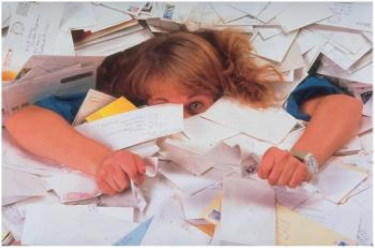 Женщина с бумагами