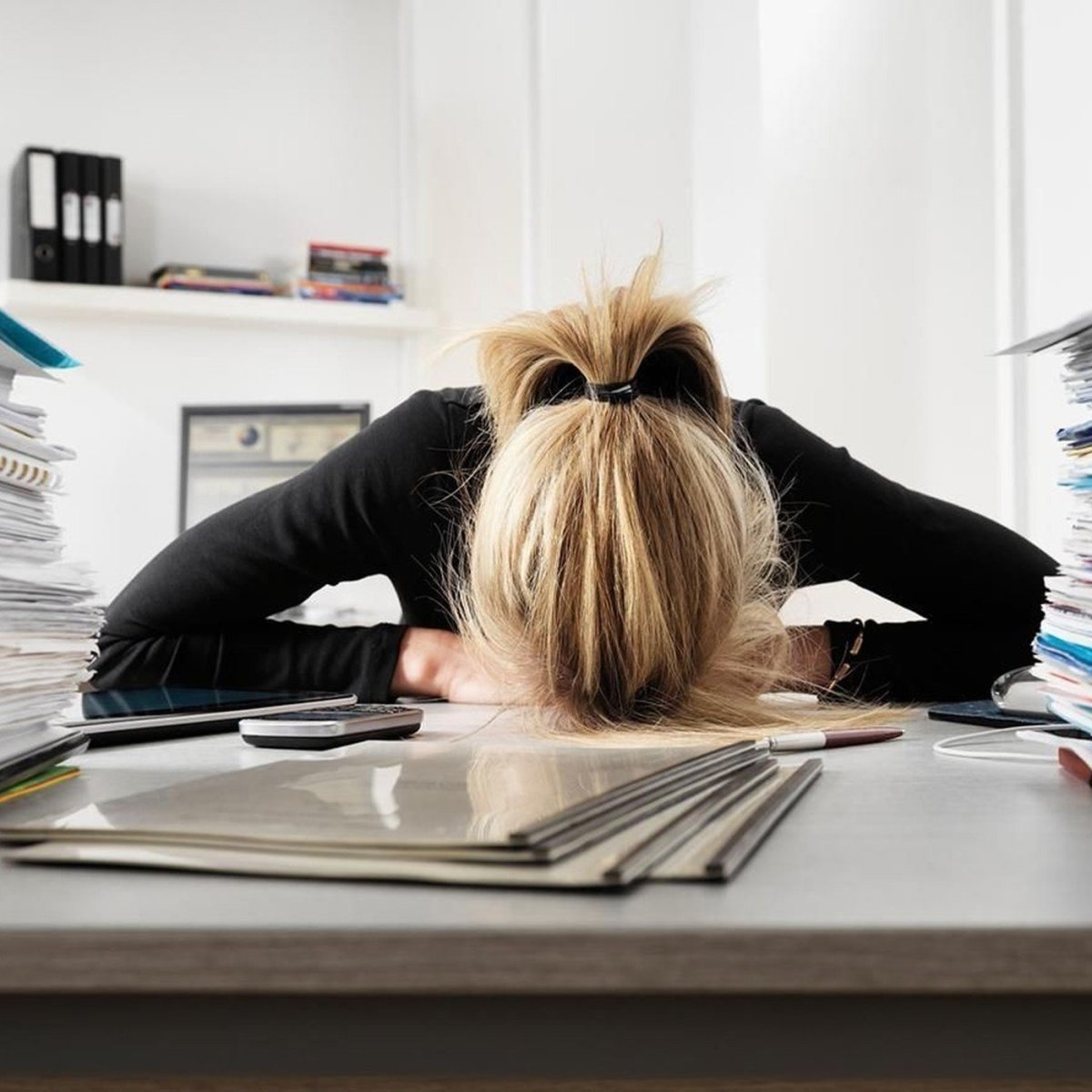 Девушка в офисе с бумагами