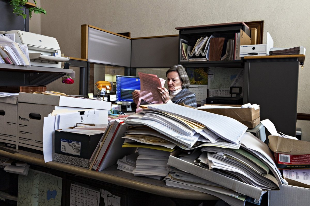 Человек зарылся в бумагах