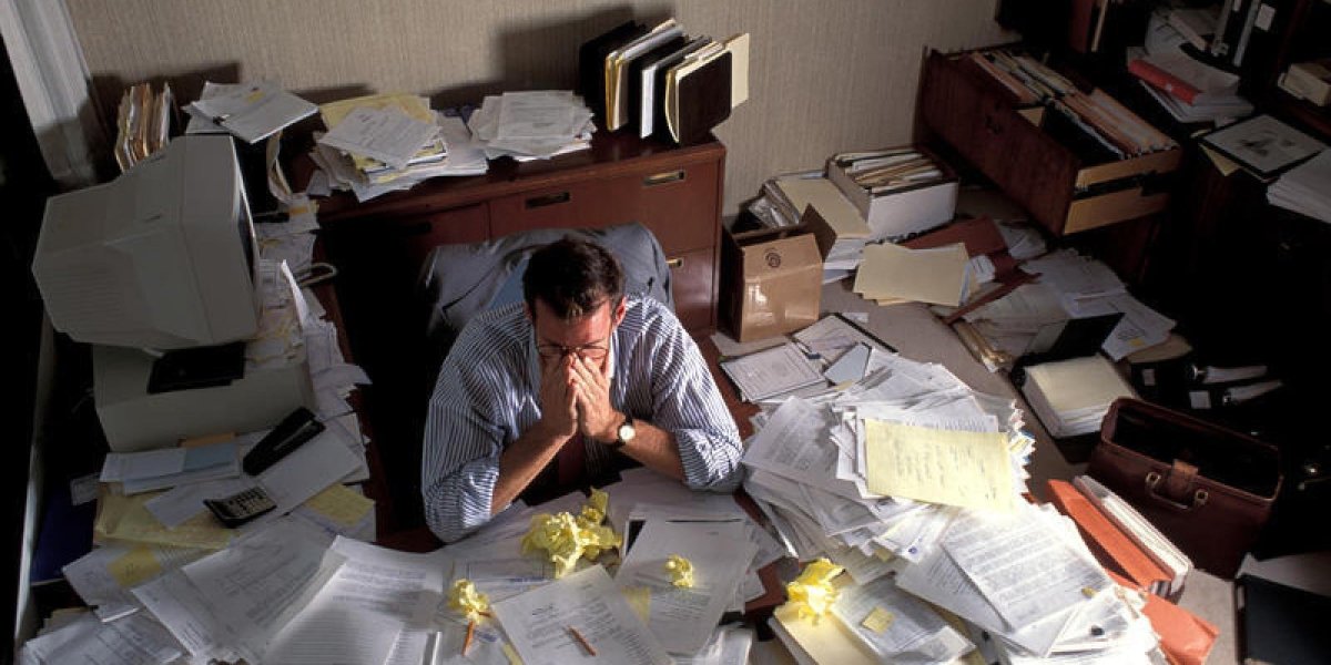 Человек в куче бумаг