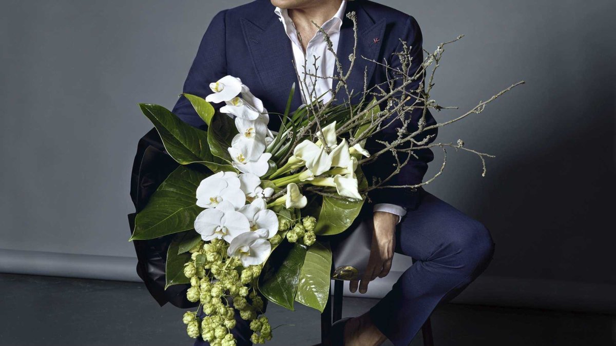 Мужчина с цветами