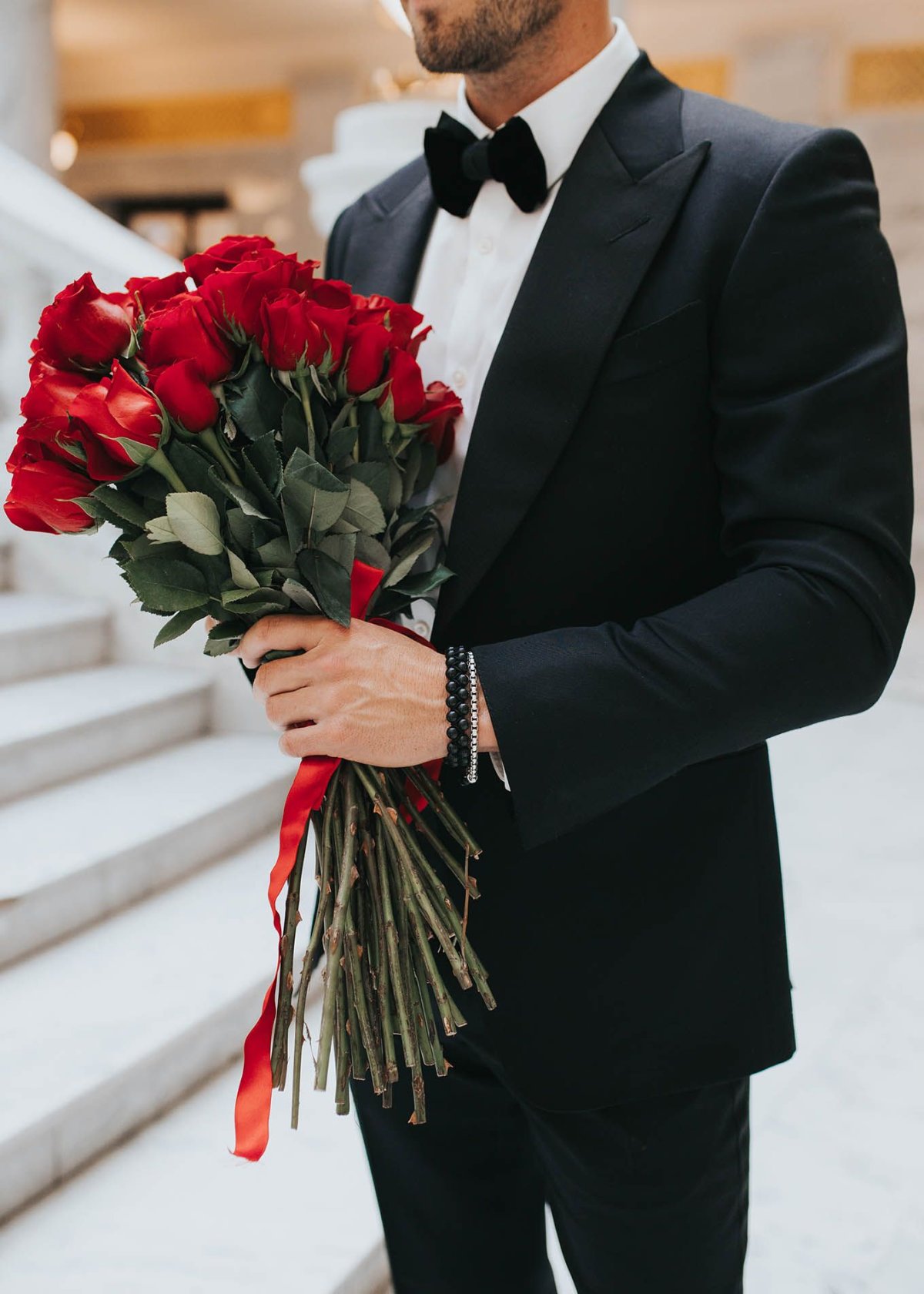 Мужчина с букетом со спины