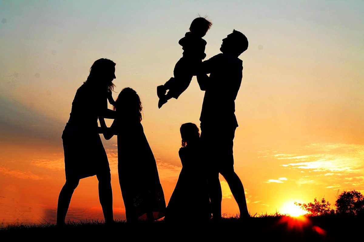 Радостная семья