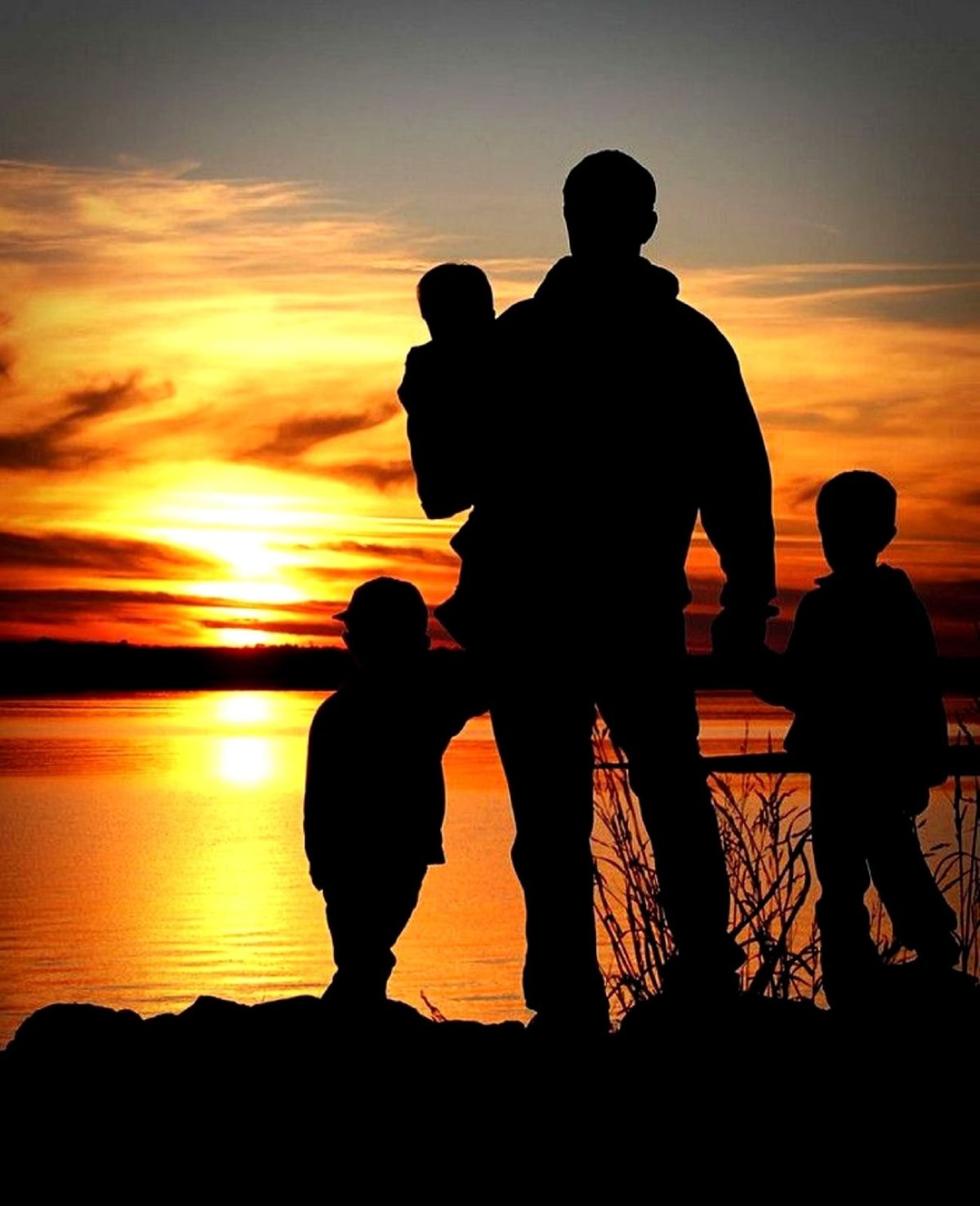 Счастливая семья улыбается