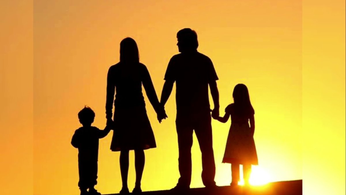 Счастливая семья на фоне неба