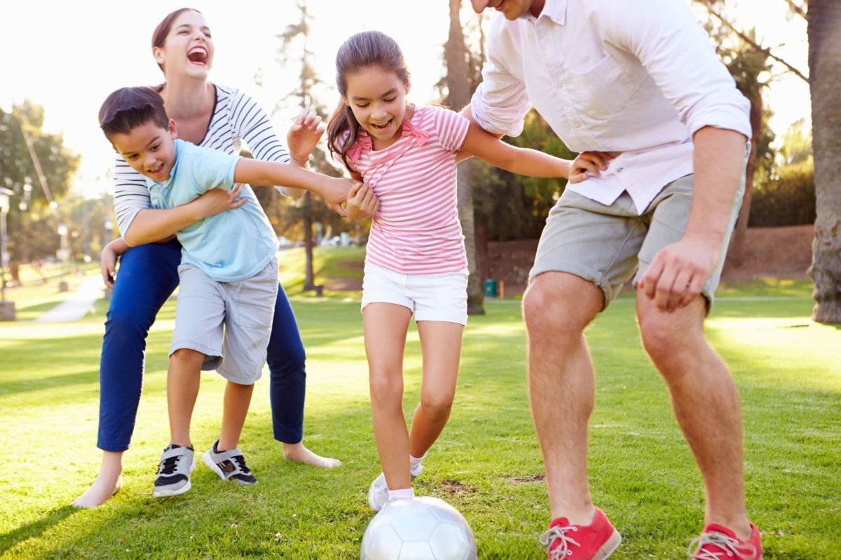 День спортивные семьи. Семья спорт. Семья занимается спортом. Активные игры для детей. Дети и родители спорт.