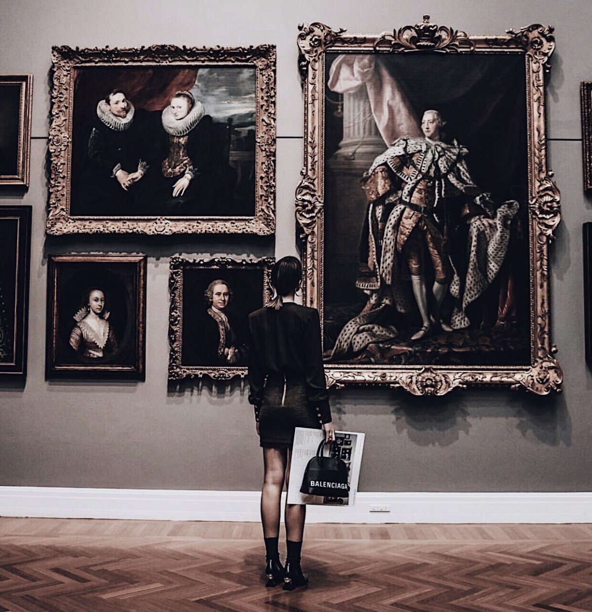 Девушка в галерее