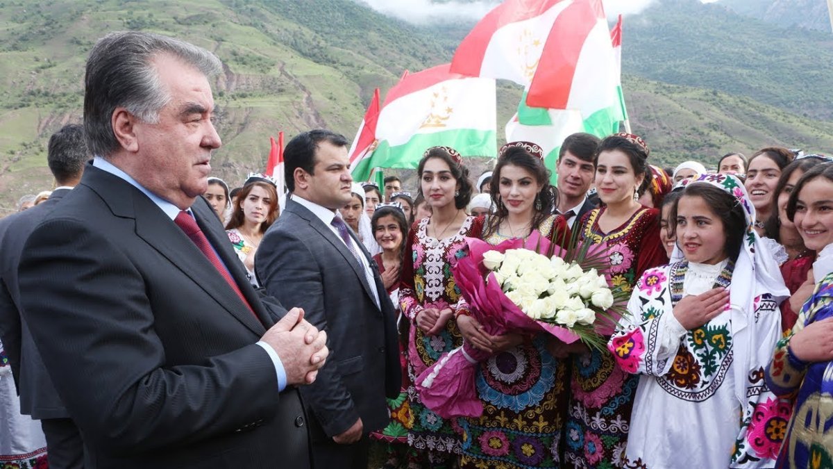 Эмомали Рахмон в районе Ховалинг