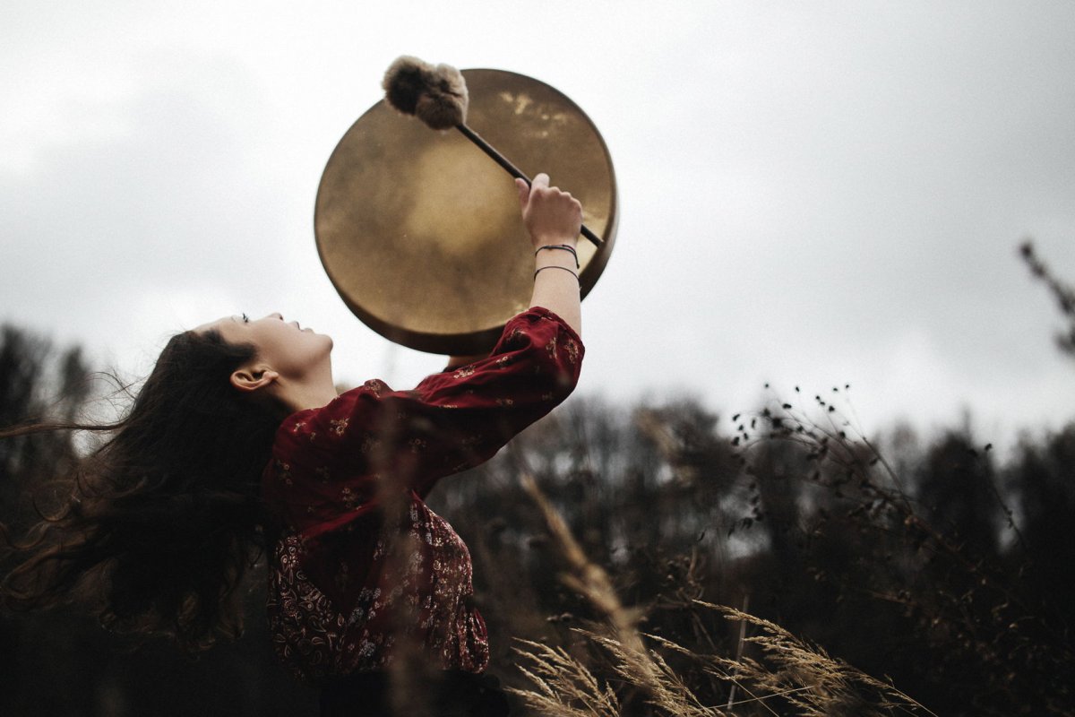 Женщина с бубном