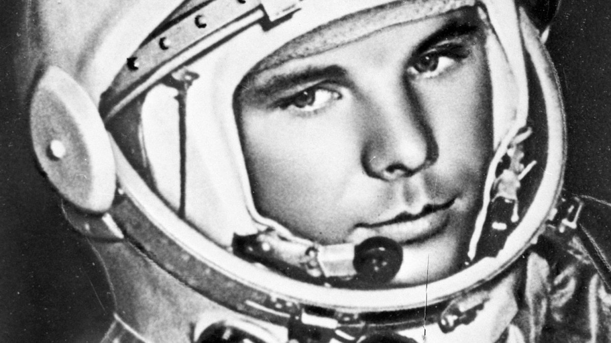 Юрий Гагарин фото в скафандре