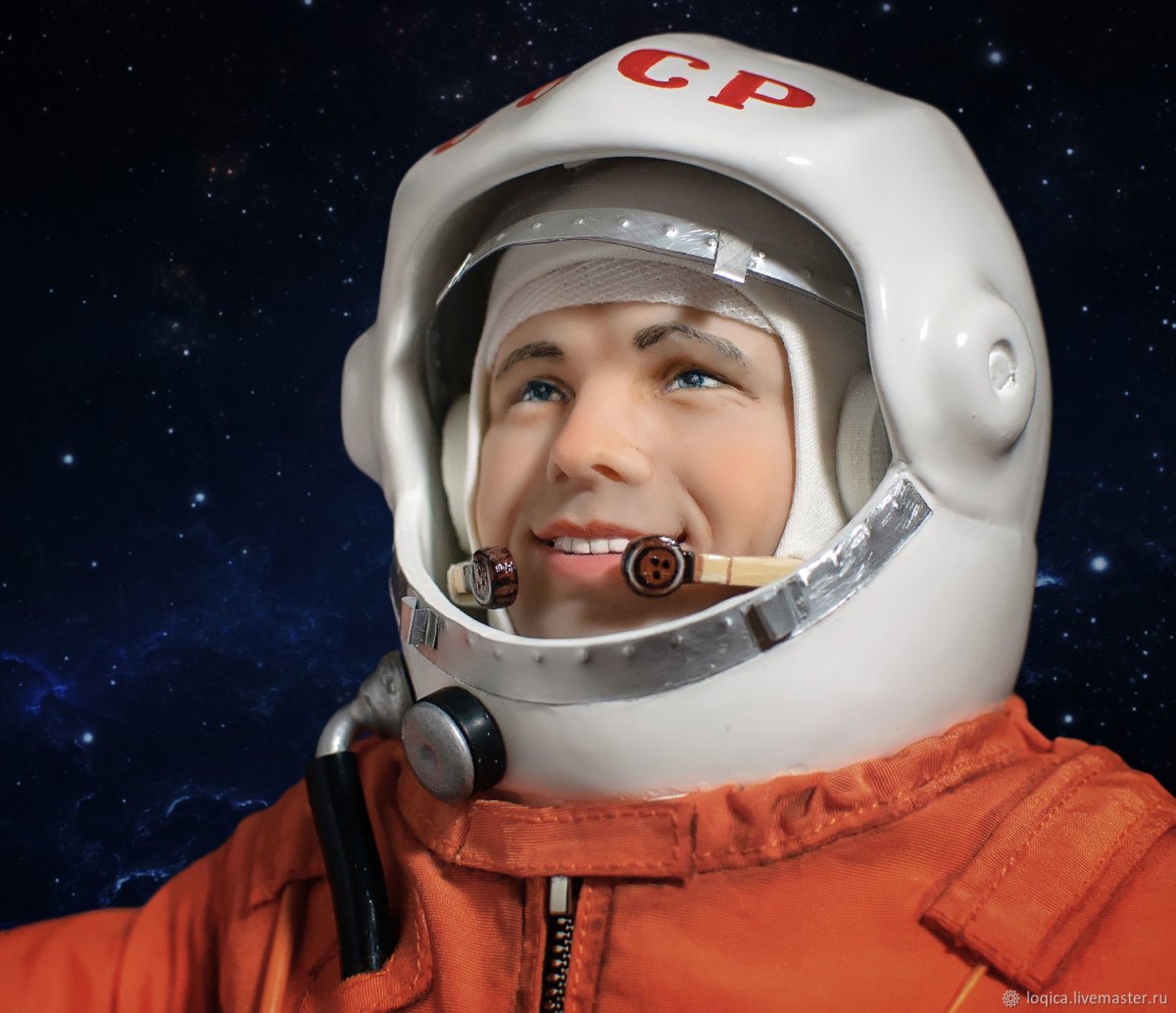 Улыбка Юрия Гагарина в скафандре