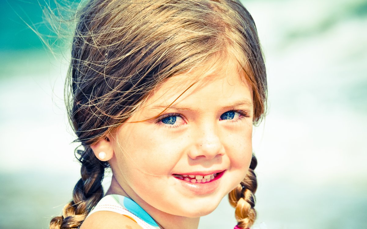 Девочка улыбается