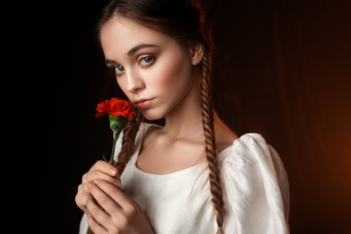 Девушка с косами