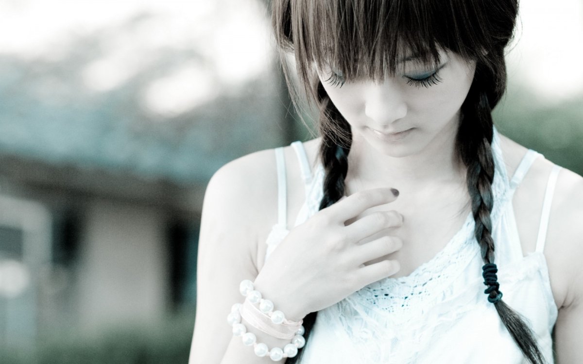 Девушка с косичками