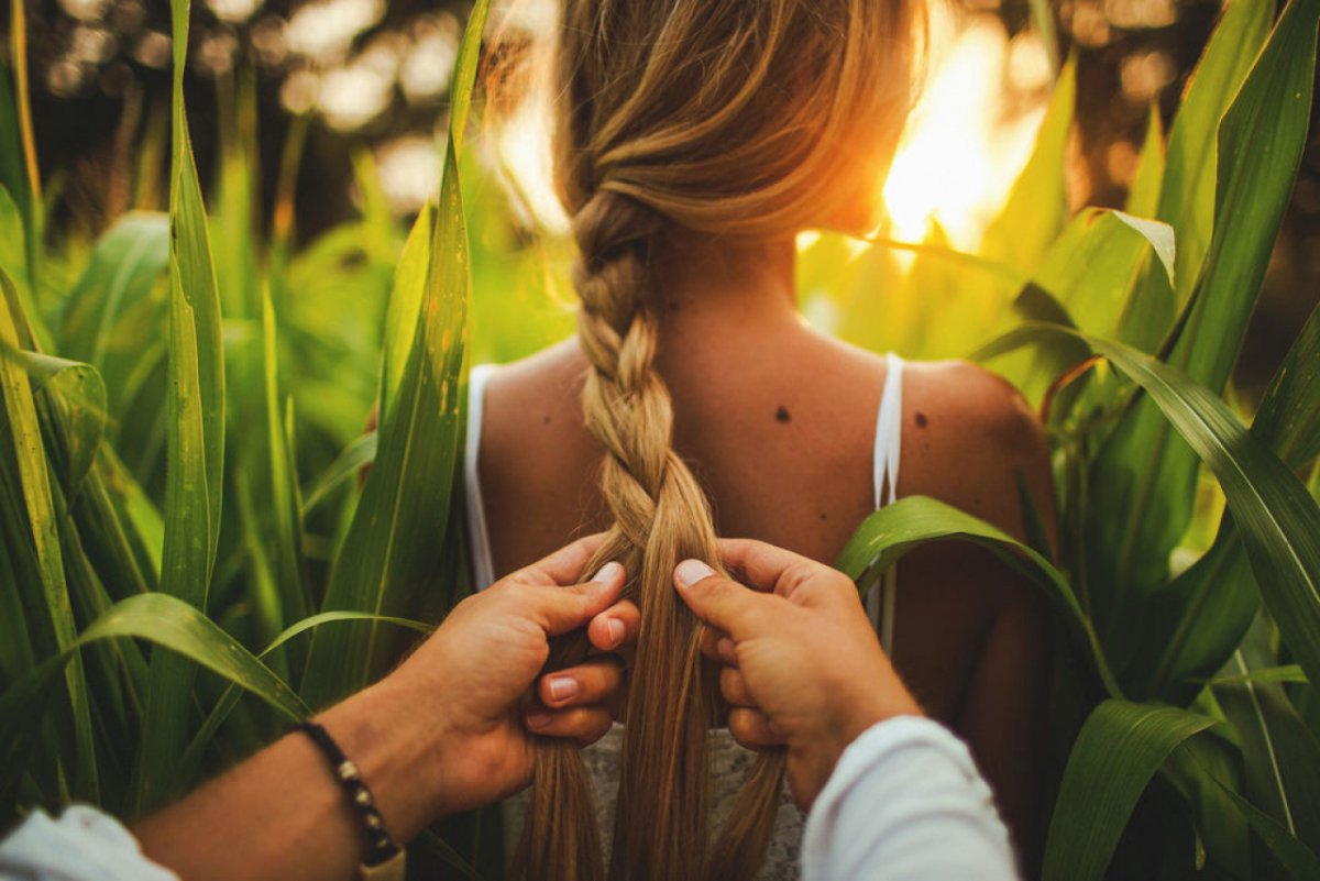 Девушка с косой со спины