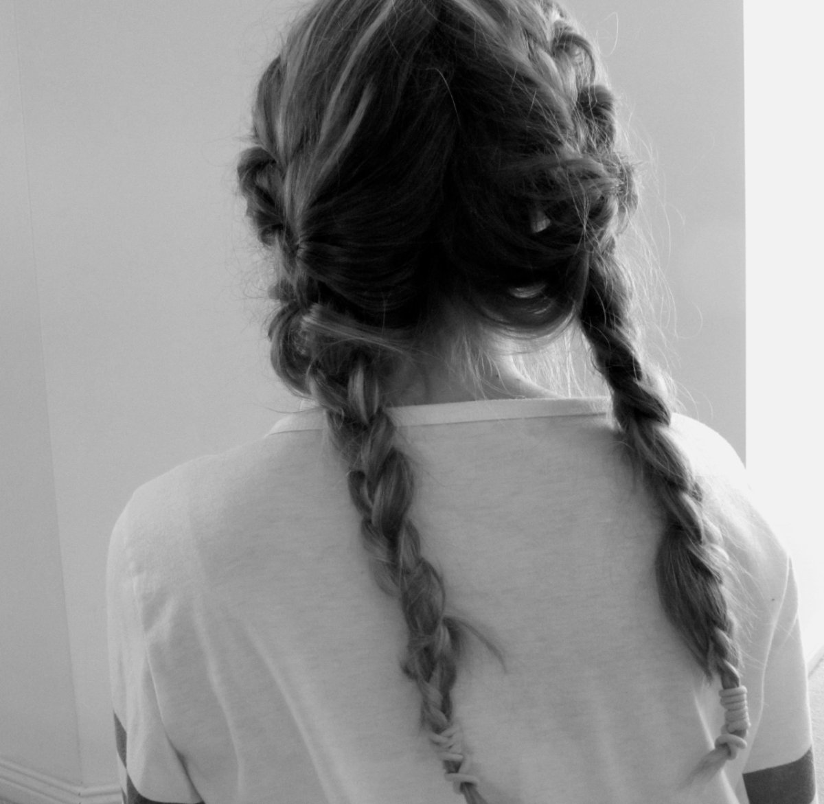 Девочка с косичками со спины