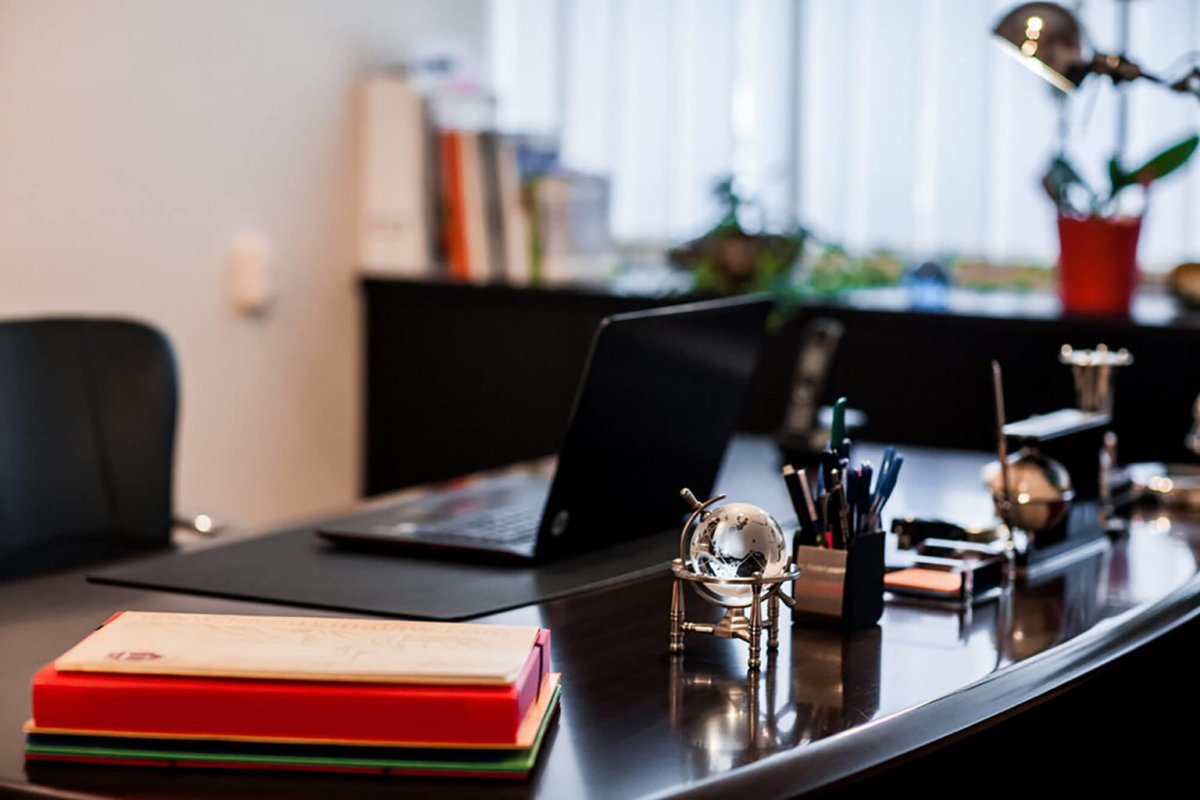 Деловой стол