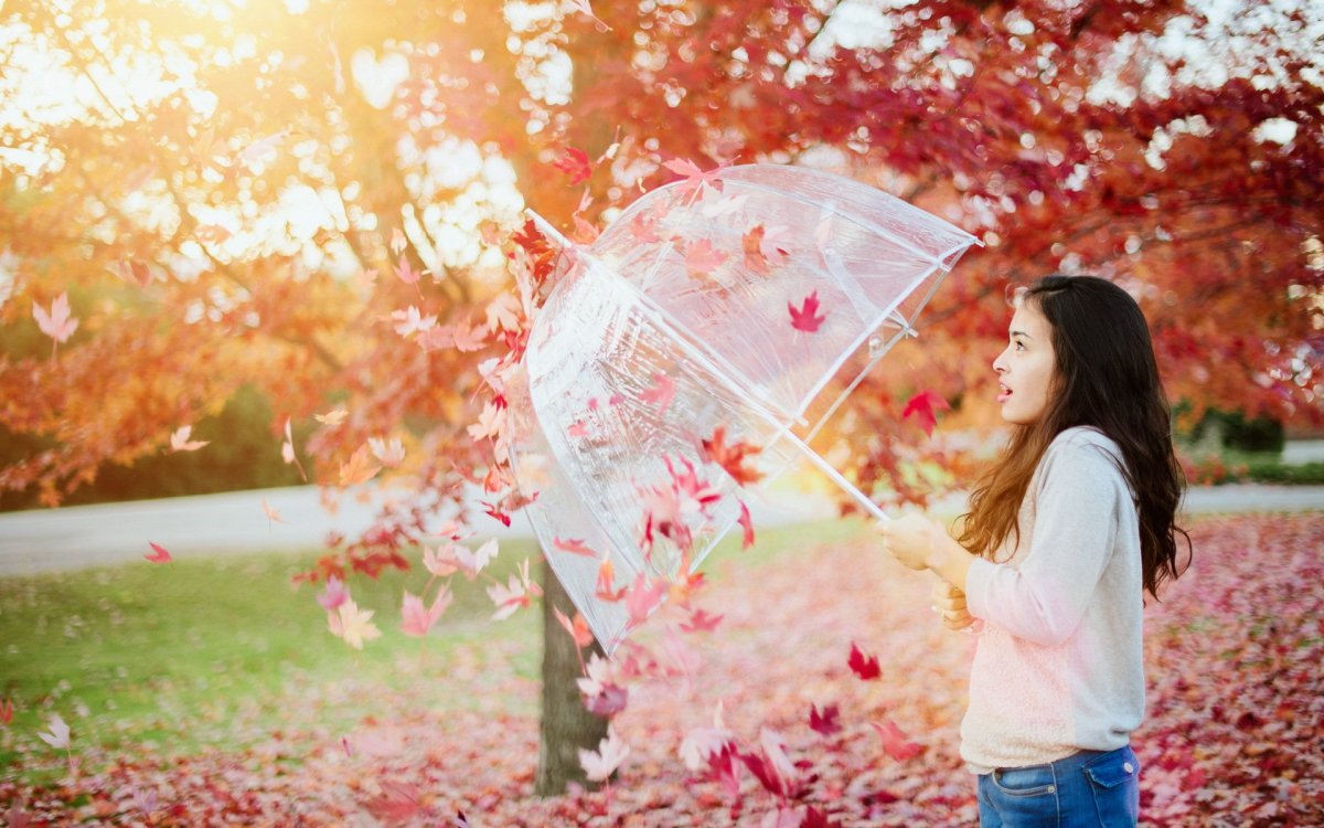Девушка с зонтиком осенью