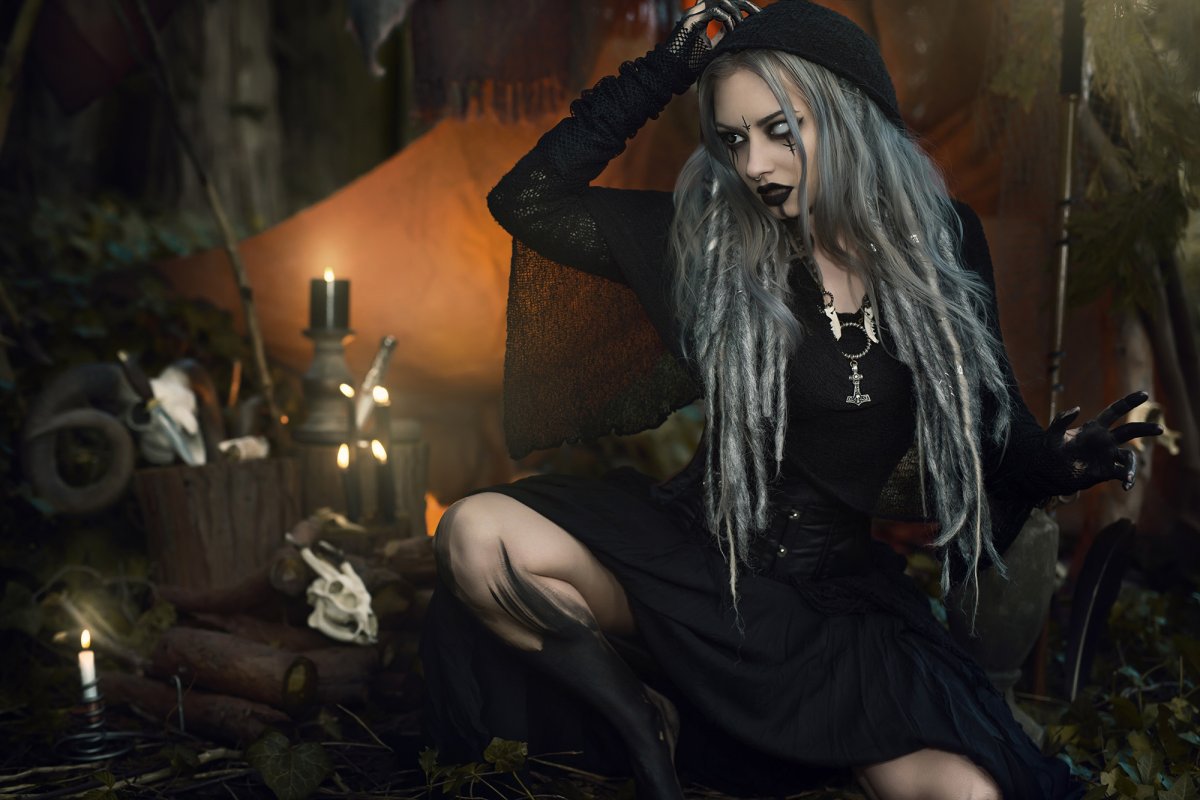 Девушка ведьма