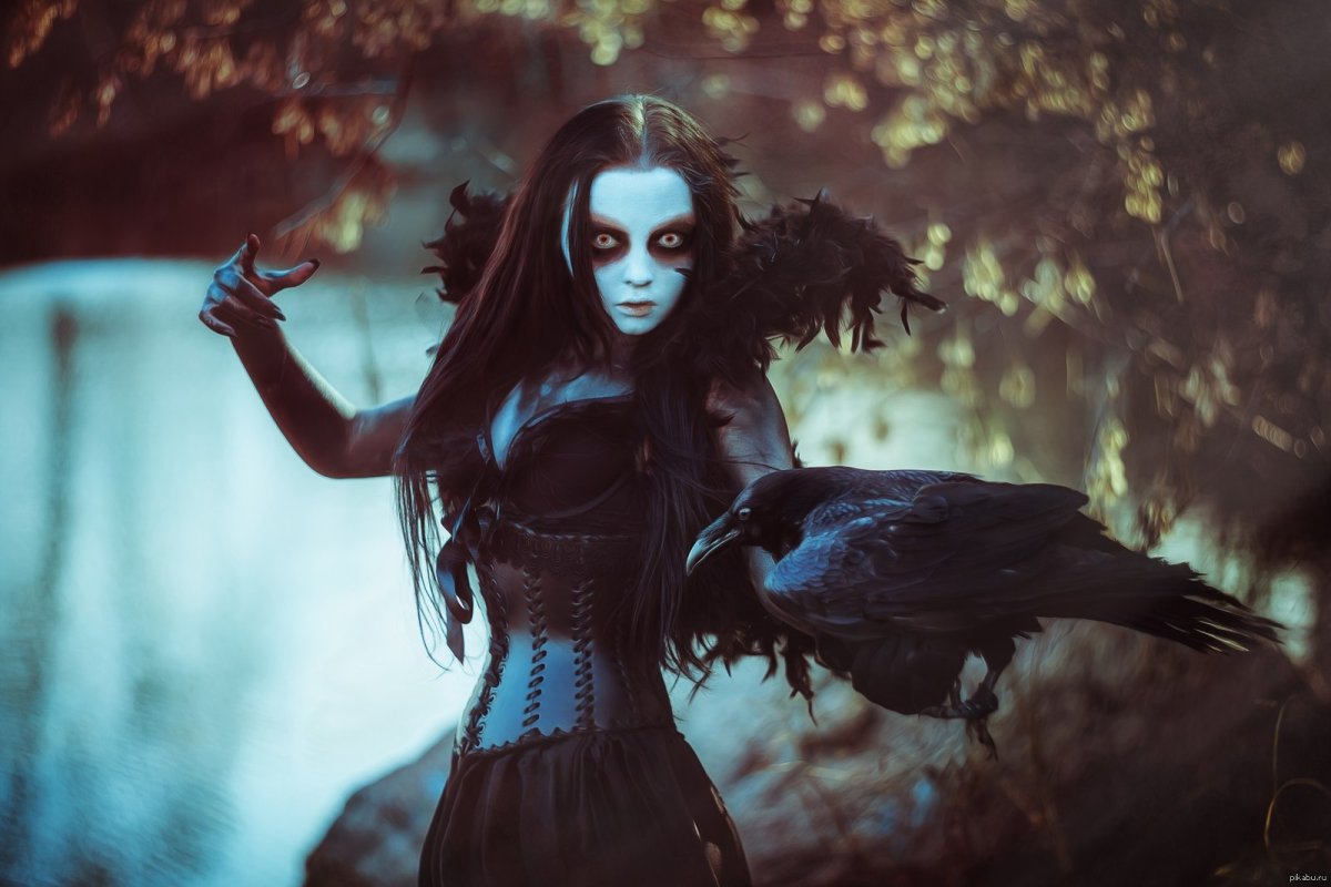 Красивая ведьма с вороном