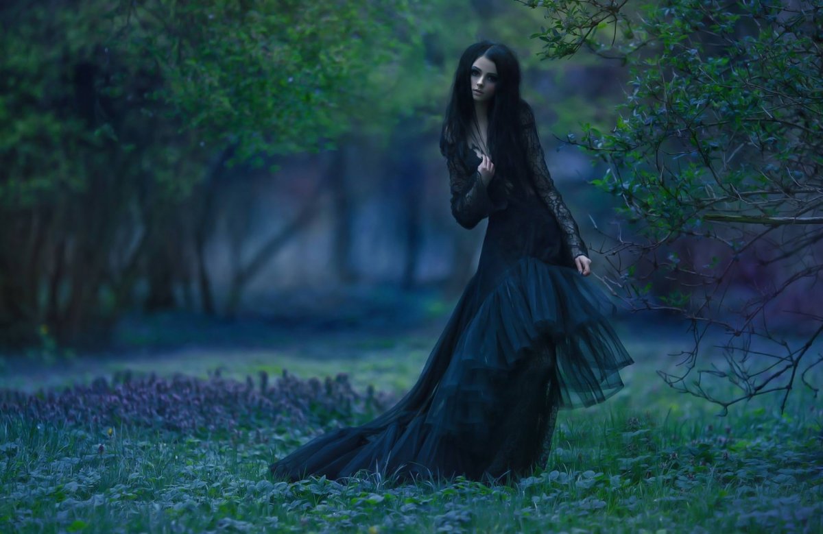 Девушка ведьма