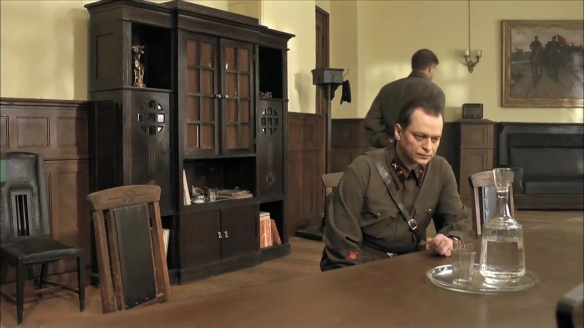 Обнимает солдата