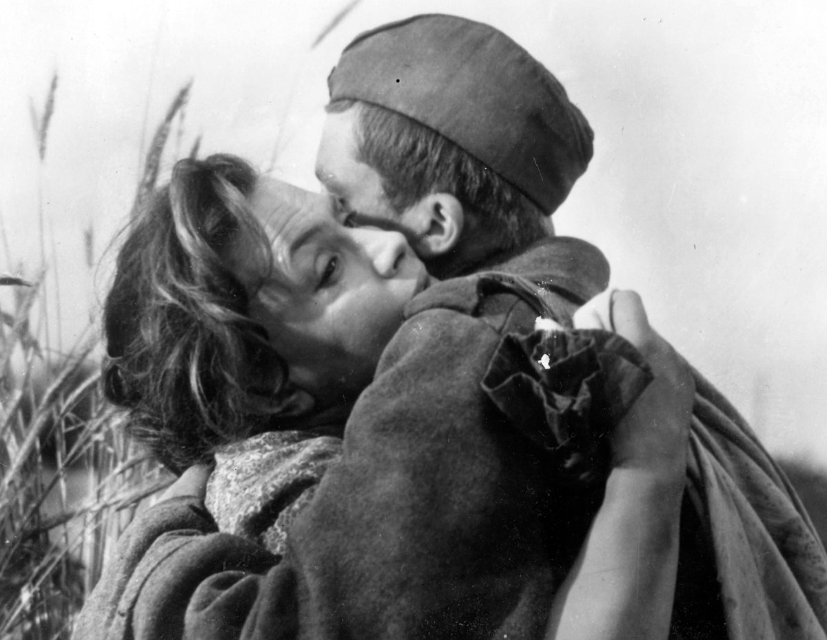 Учитель машет рукой