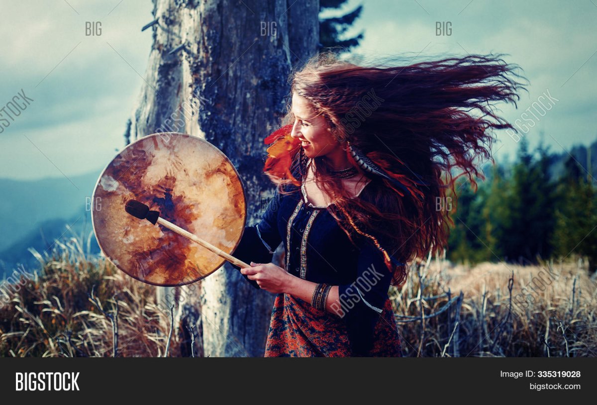 Девушка с бубном