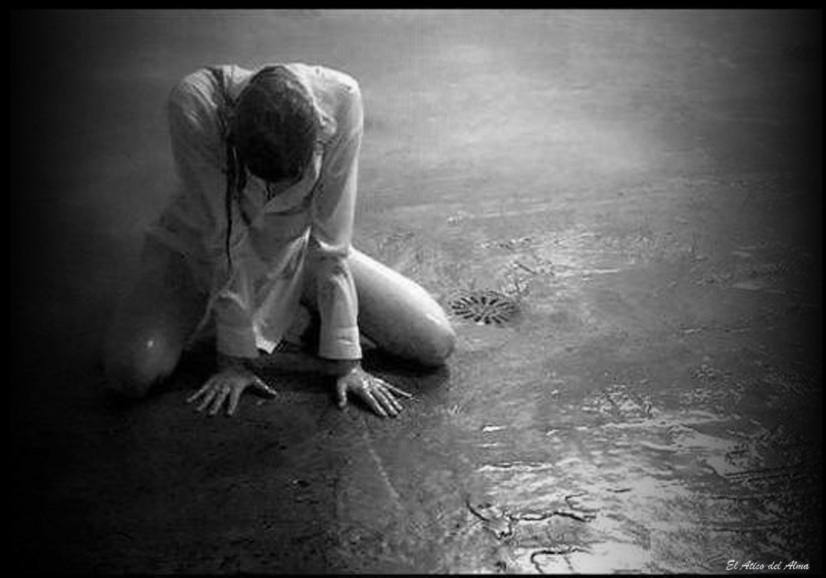 Плачет под дождем