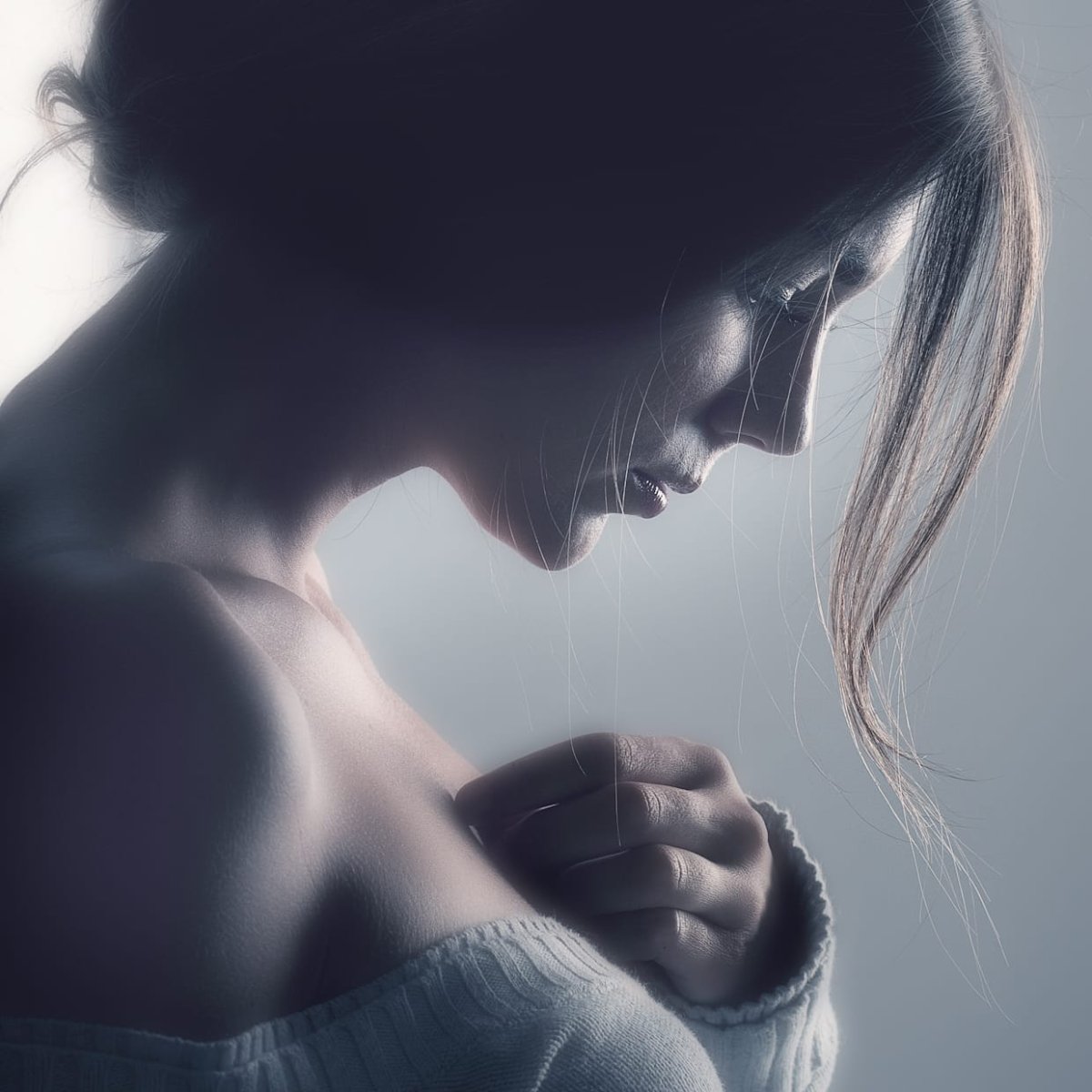 Девушка склонила голову