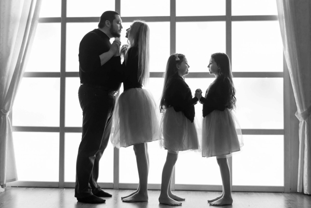 Семья черно белая картинка