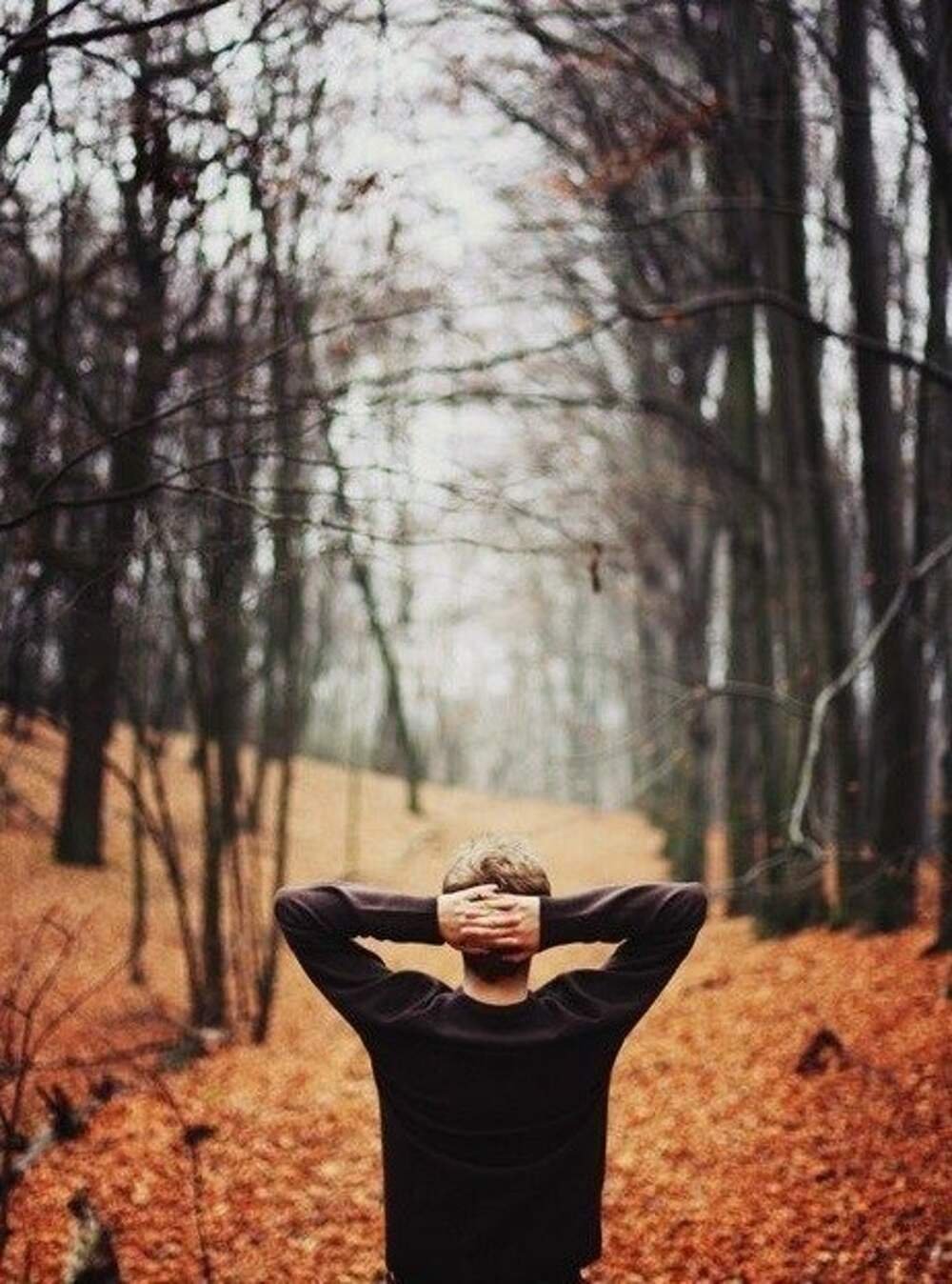 Парень на фоне фиолетового заката